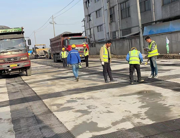 西峡老材料的新故事：玻璃纤维土工格栅如何在‘白改黑’浪潮中重获新生？